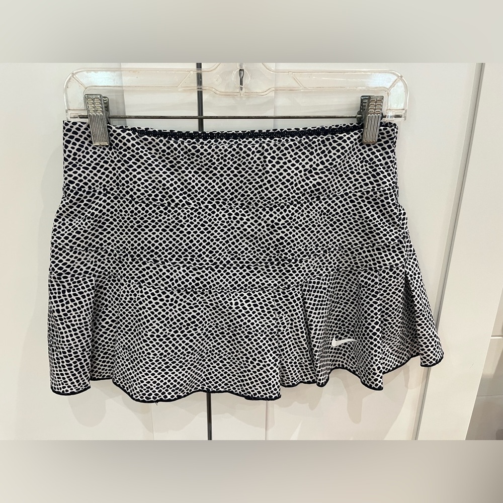 Nike Women's Mini Active Skirt/skort in Black and White Pattern